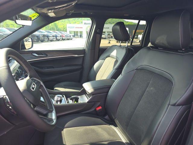 new 2026 Jeep Grand Cherokee car, priced at $47,988