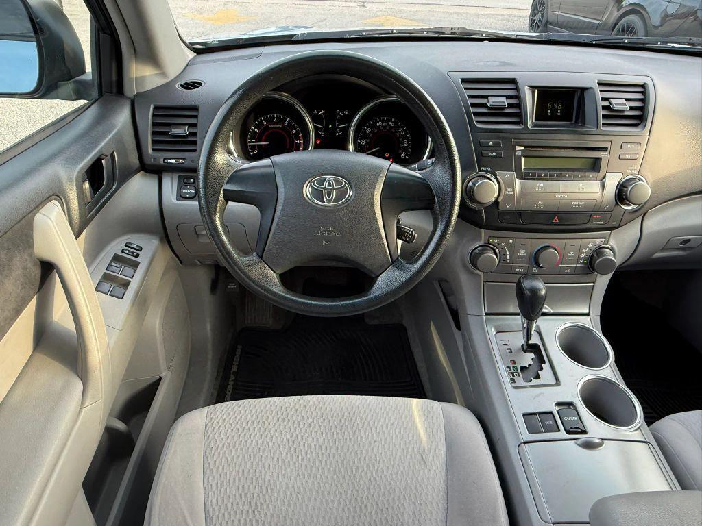 used 2009 Toyota Highlander car, priced at $8,900