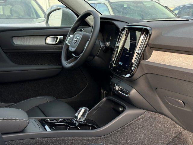 new 2025 Volvo XC40 car