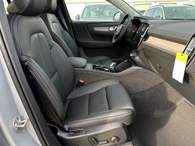new 2025 Volvo XC40 car