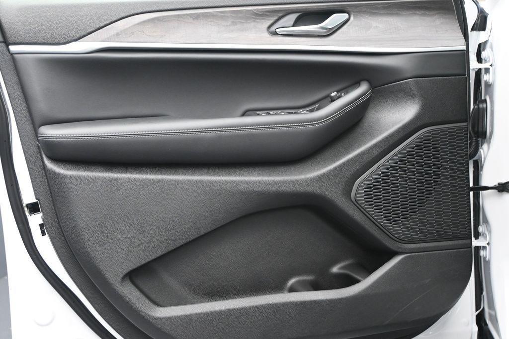 new 2026 Jeep Grand Cherokee car, priced at $41,855