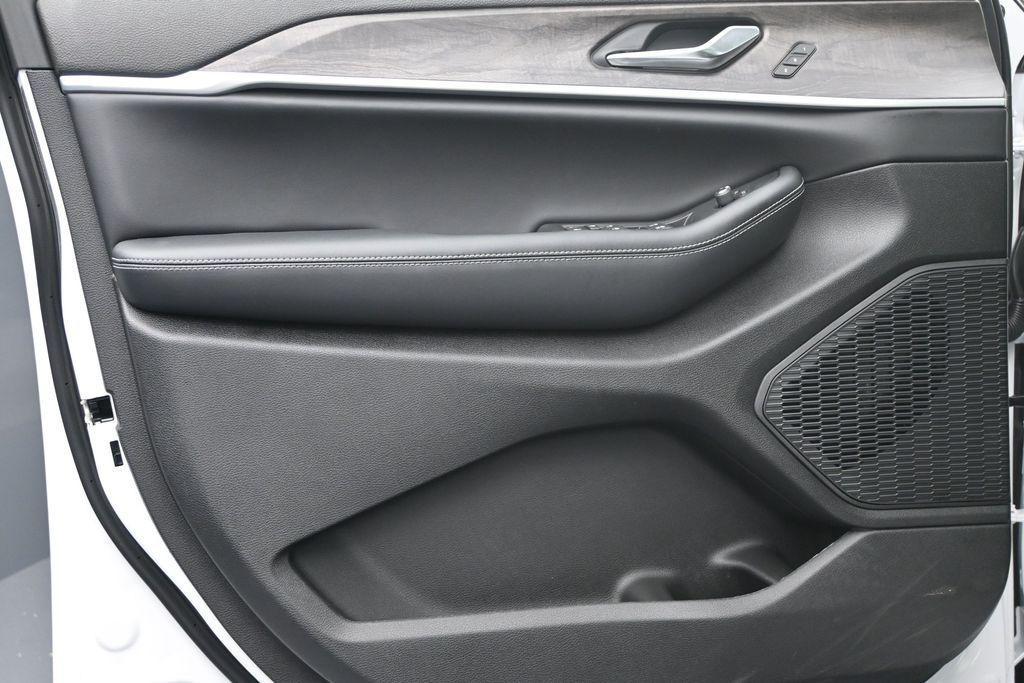 new 2026 Jeep Grand Cherokee car, priced at $42,835