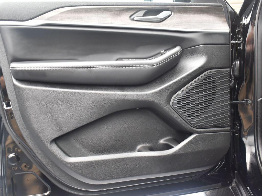 new 2026 Jeep Grand Cherokee car, priced at $41,525