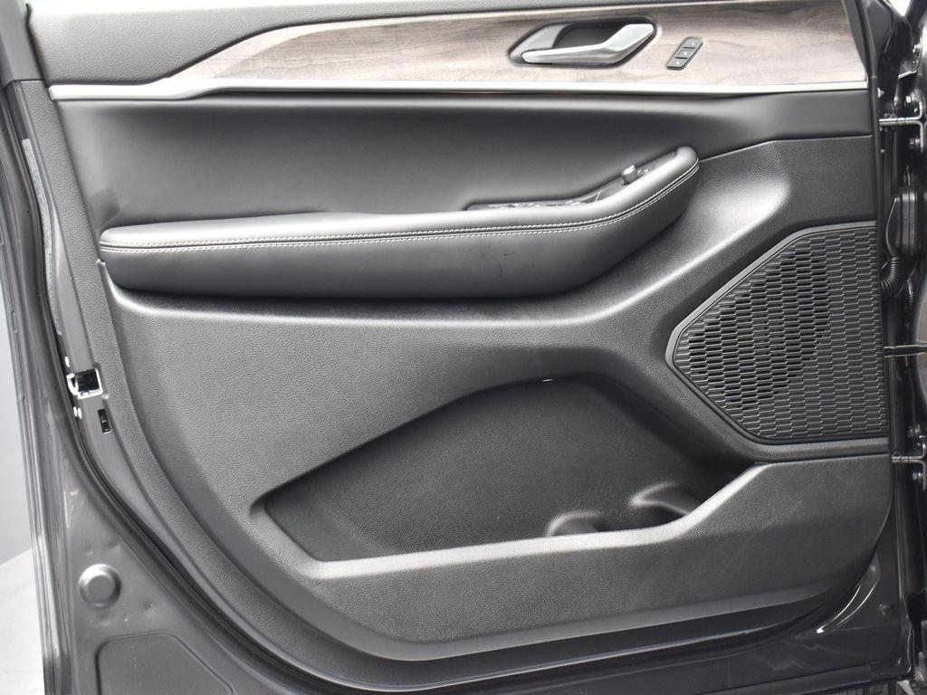 new 2025 Jeep Grand Cherokee car, priced at $41,735