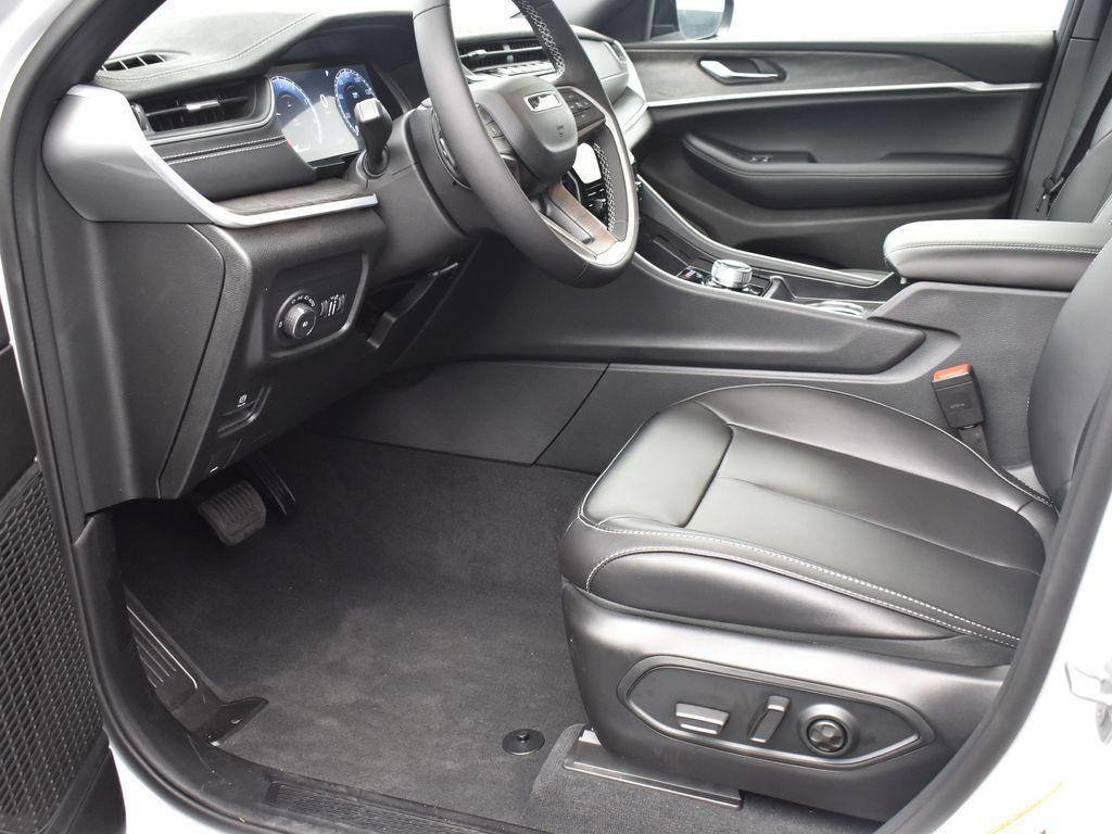 new 2025 Jeep Grand Cherokee car, priced at $35,125