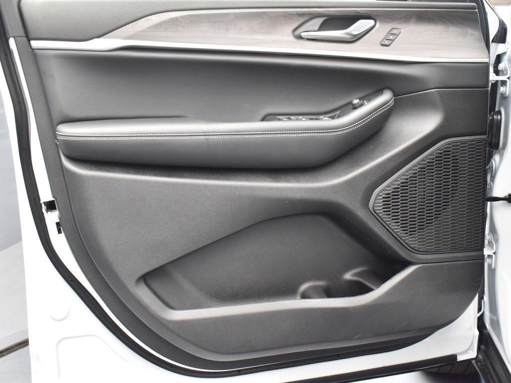 new 2025 Jeep Grand Cherokee car, priced at $35,125