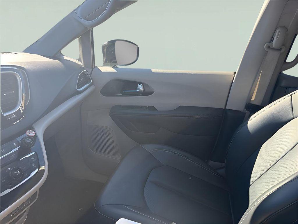 used 2024 Chrysler Pacifica car, priced at $27,775