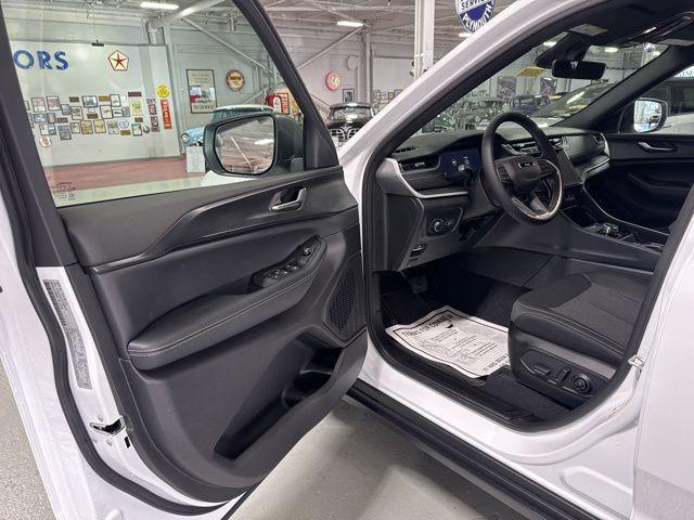 new 2025 Jeep Grand Cherokee car, priced at $38,167