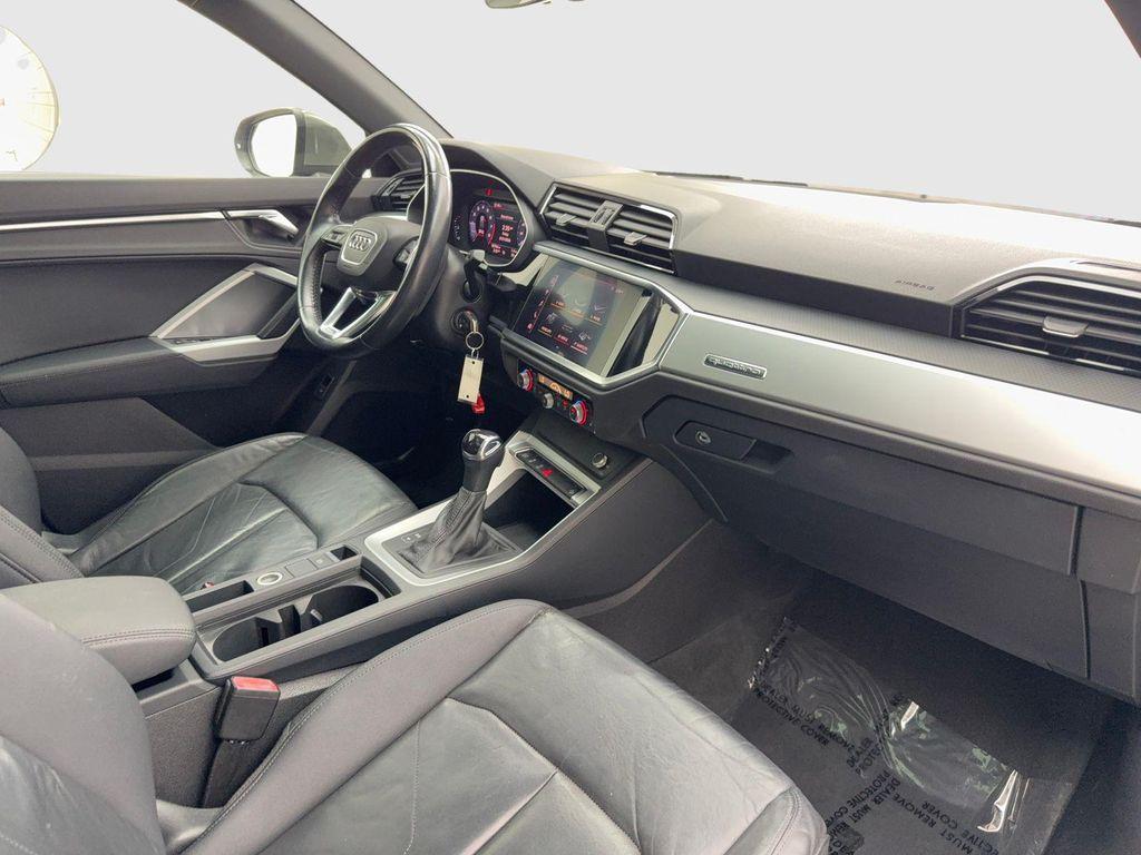 Audi Q3 view 43