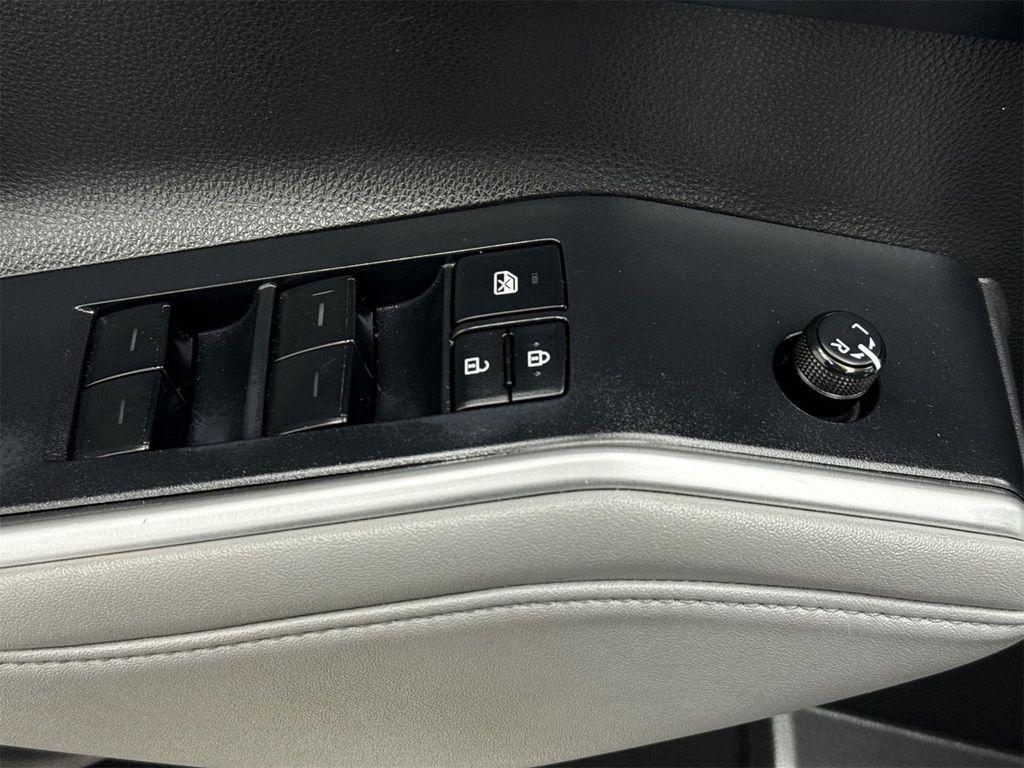 used 2022 Toyota Highlander car, priced at $29,048