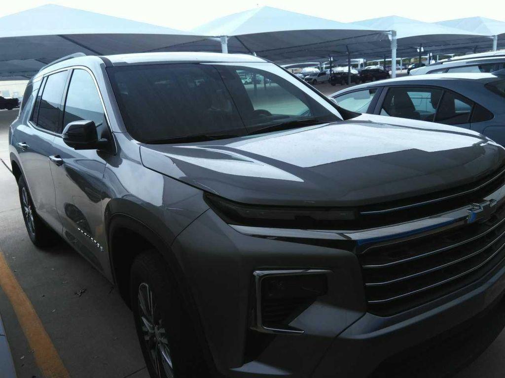 used 2025 Chevrolet Traverse car, priced at $32,188