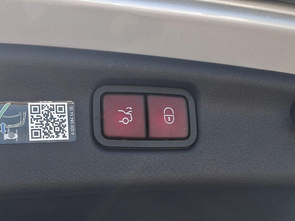 Mercedes-Benz C-Class view 29