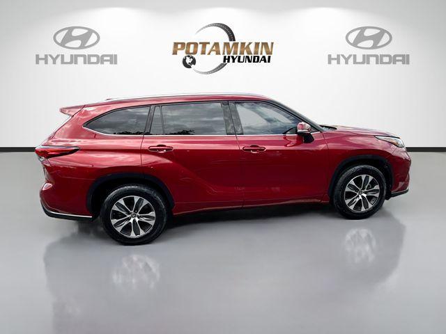 used 2020 Toyota Highlander car, priced at $27,500