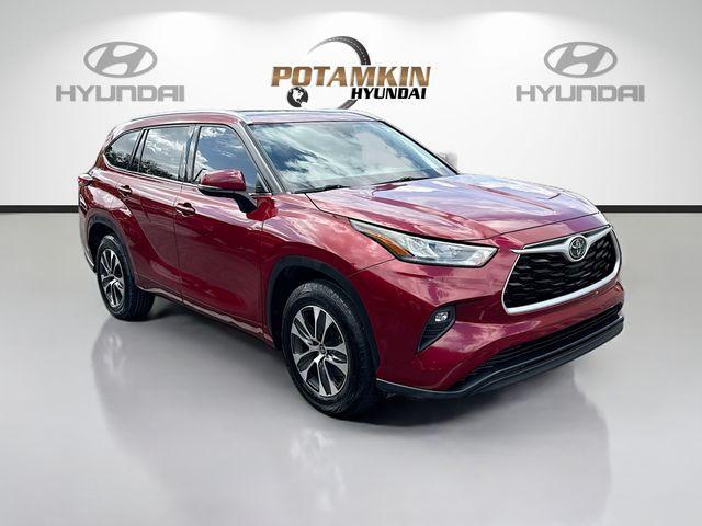 used 2020 Toyota Highlander car, priced at $27,500