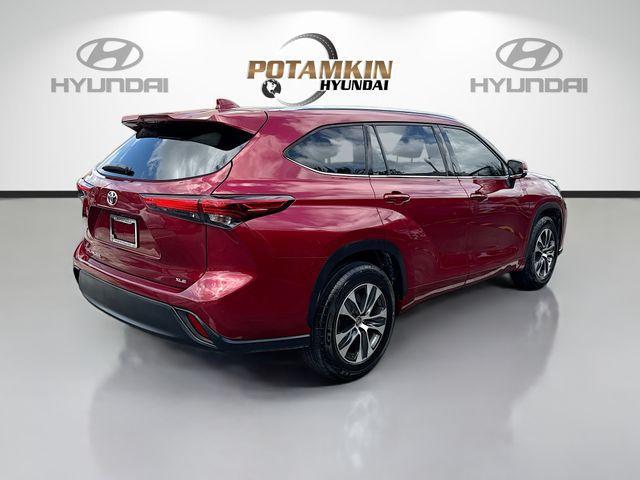 used 2020 Toyota Highlander car, priced at $27,500
