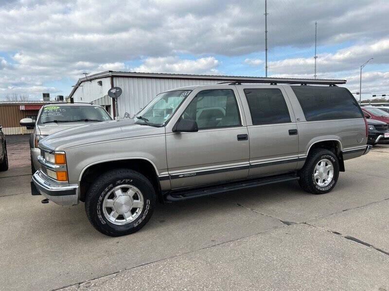 used 1999 Chevrolet Suburban car, priced at $9,900