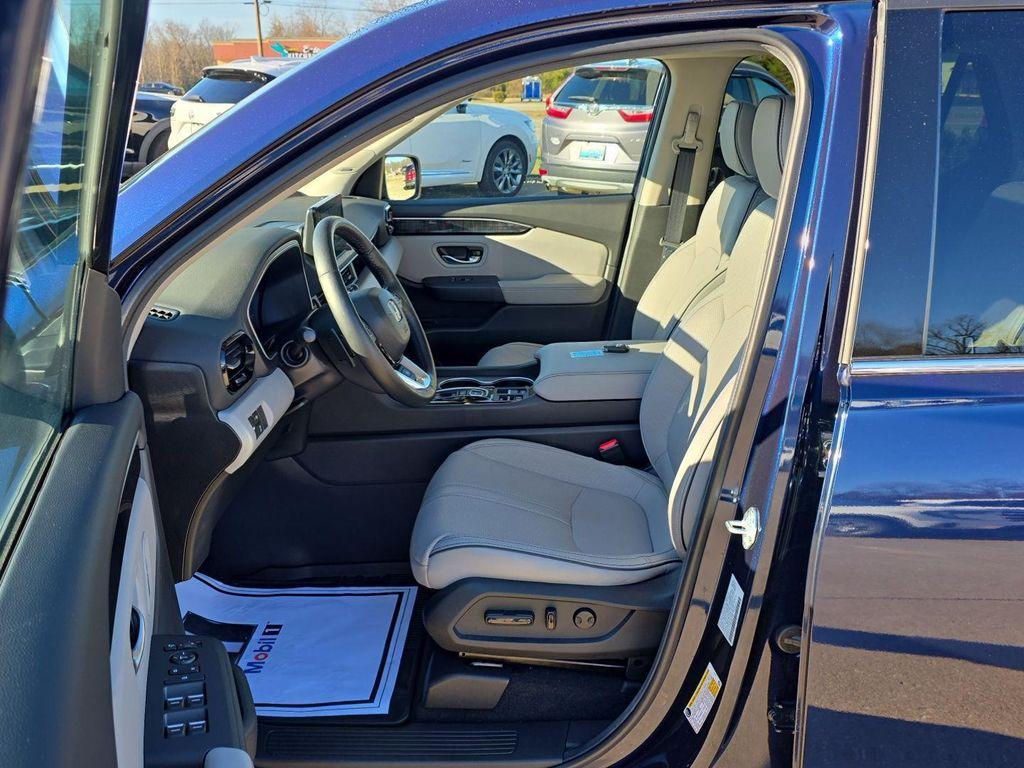 used 2025 Honda Pilot car, priced at $42,750