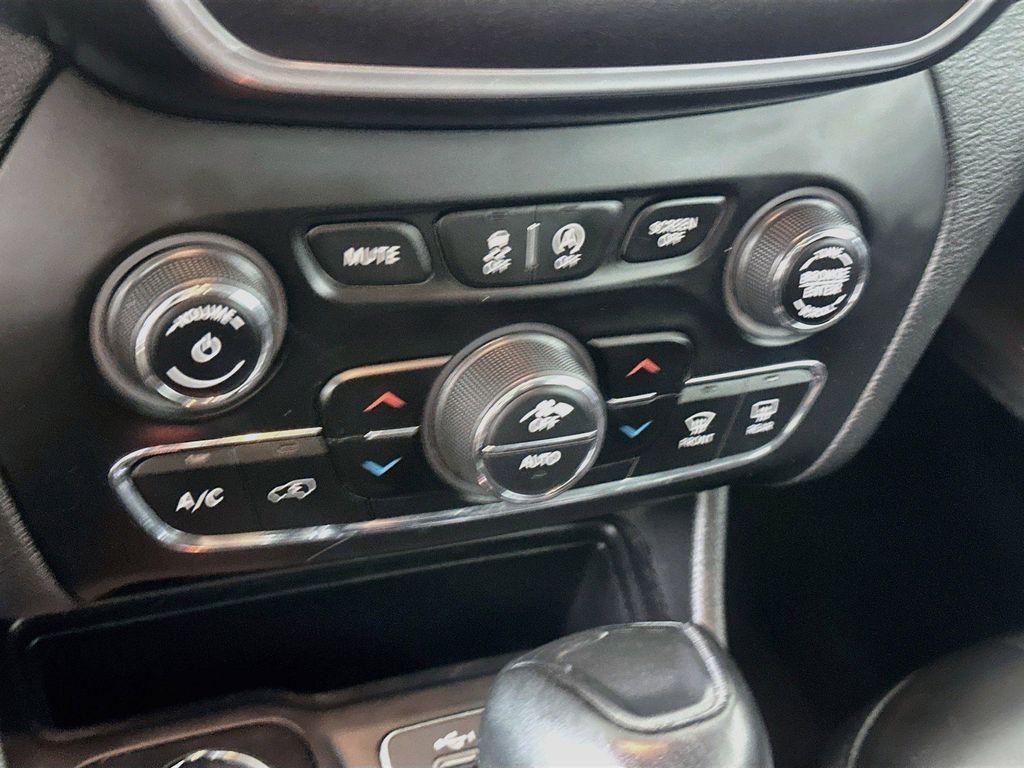 used 2020 Jeep Cherokee car, priced at $9,122