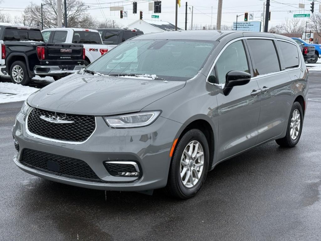 used 2025 Chrysler Pacifica car, priced at $28,991