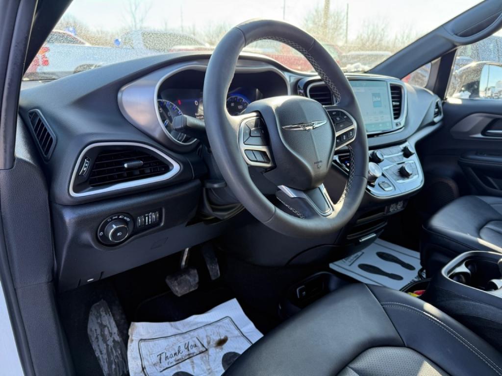used 2025 Chrysler Pacifica car, priced at $28,991
