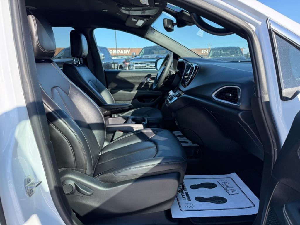 used 2025 Chrysler Pacifica car, priced at $28,991
