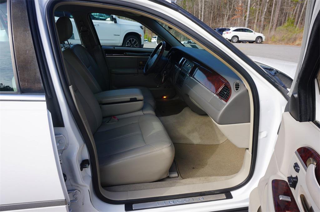 used 2009 Lincoln Town Car car, priced at $10,750