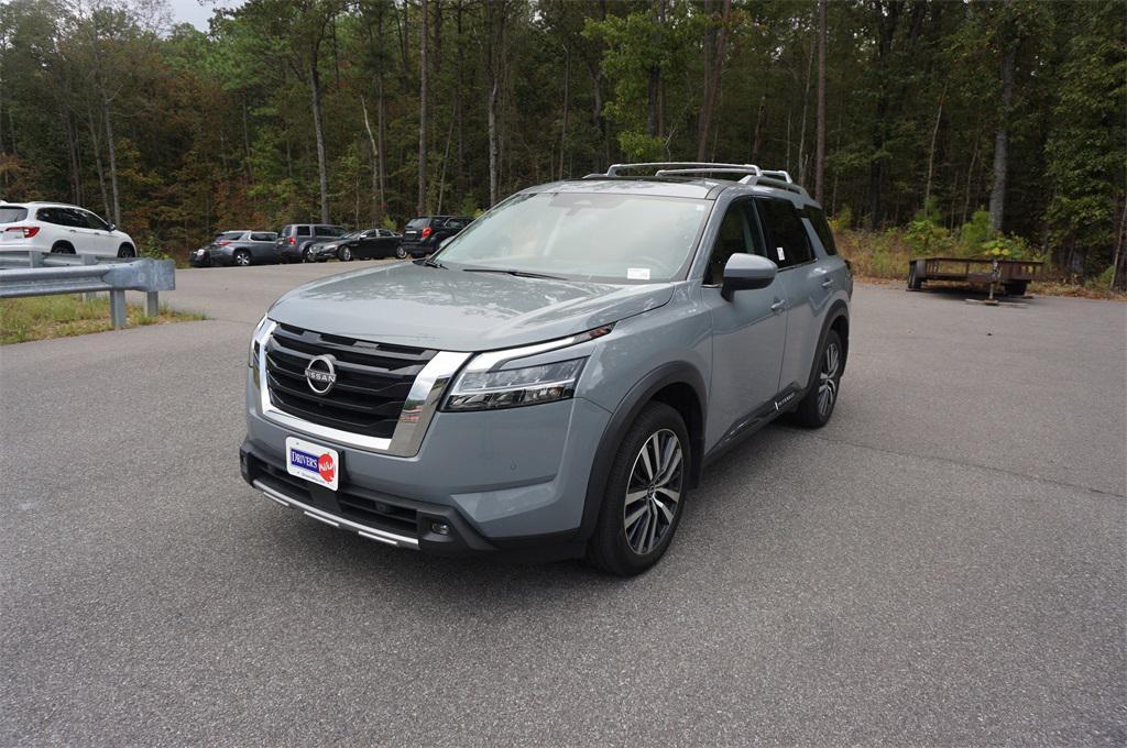 2022 Boulder Gray Pearl Nissan Pathfinder