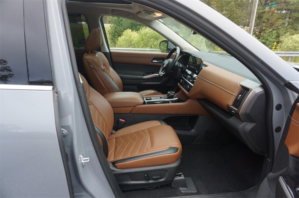 2022 Boulder Gray Pearl Nissan Pathfinder