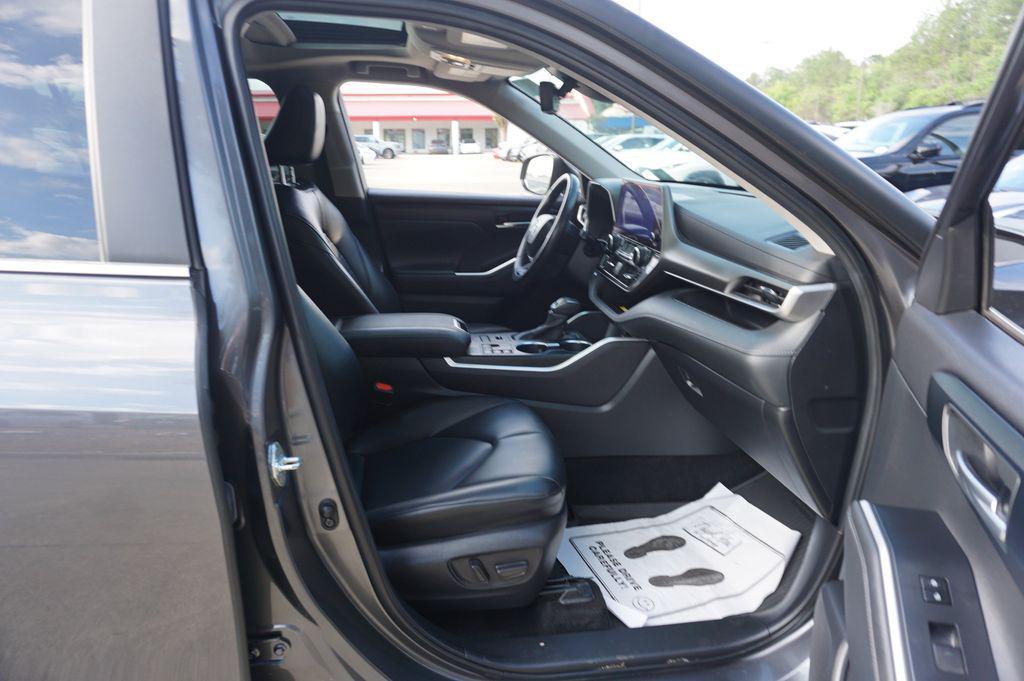 used 2023 Toyota Highlander car, priced at $38,500