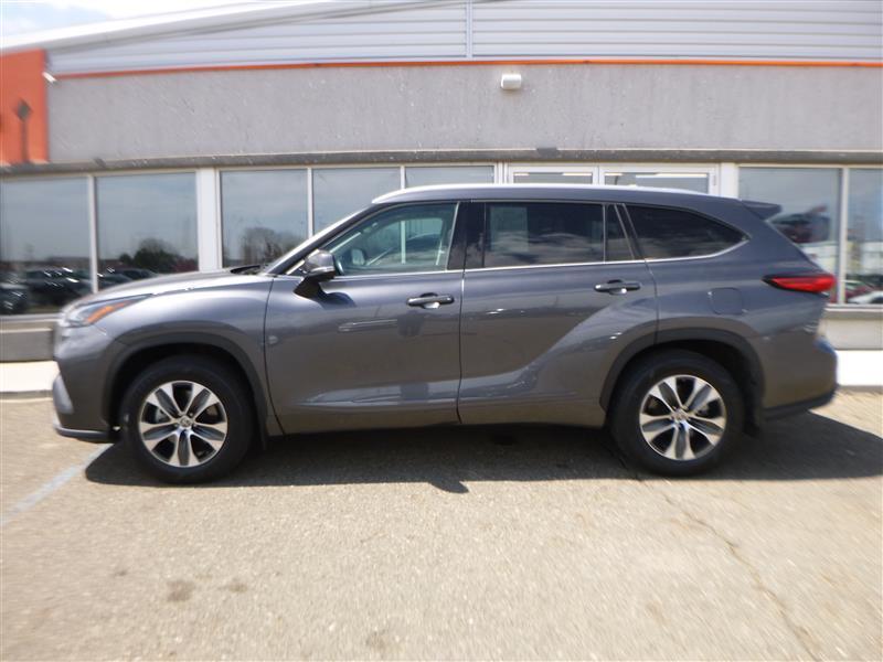 used 2022 Toyota Highlander car, priced at $28,386