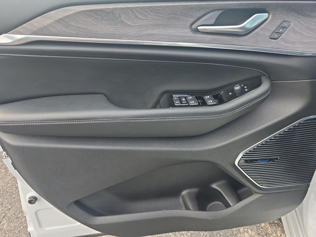 used 2022 Jeep Grand Cherokee car, priced at $33,900