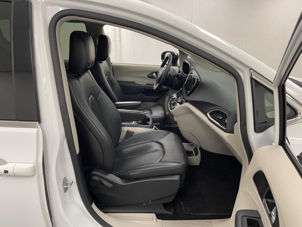 used 2024 Chrysler Pacifica car, priced at $25,586