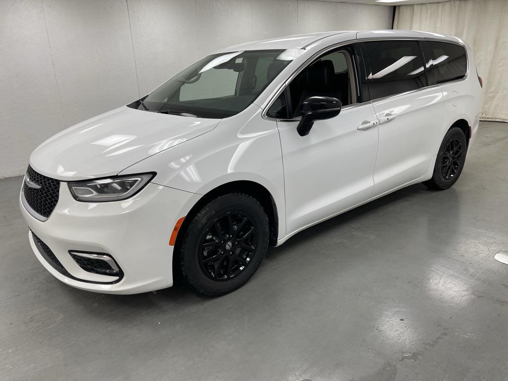used 2024 Chrysler Pacifica car, priced at $25,586