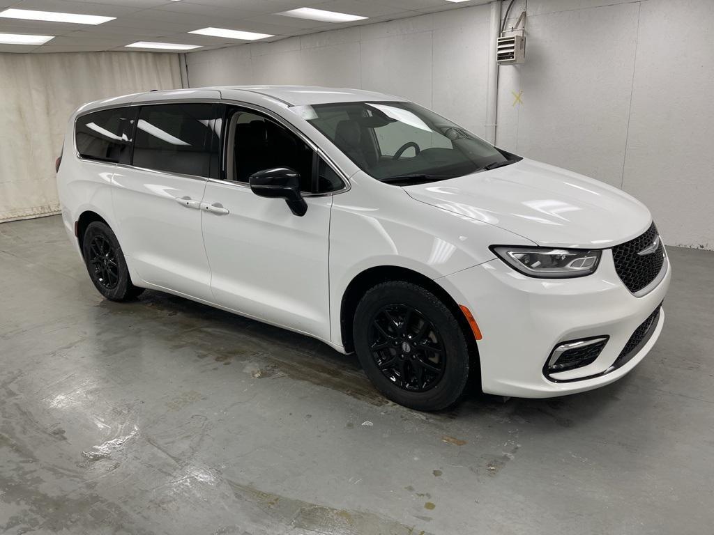used 2024 Chrysler Pacifica car, priced at $25,586