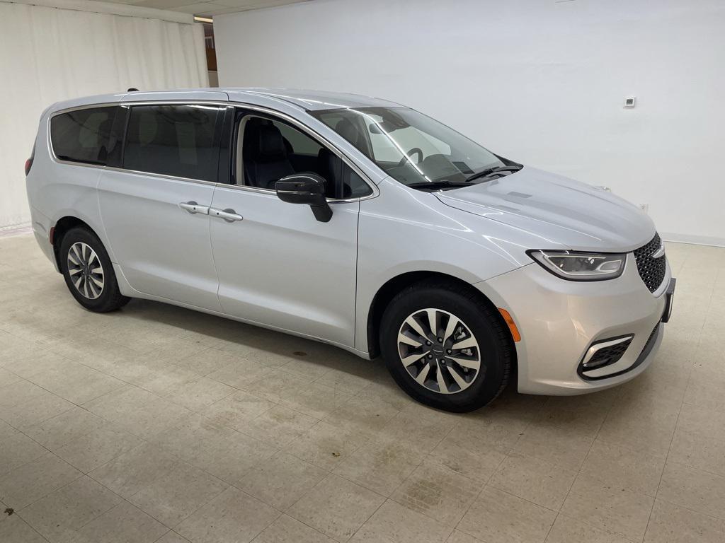 used 2024 Chrysler Pacifica Hybrid car, priced at $21,777