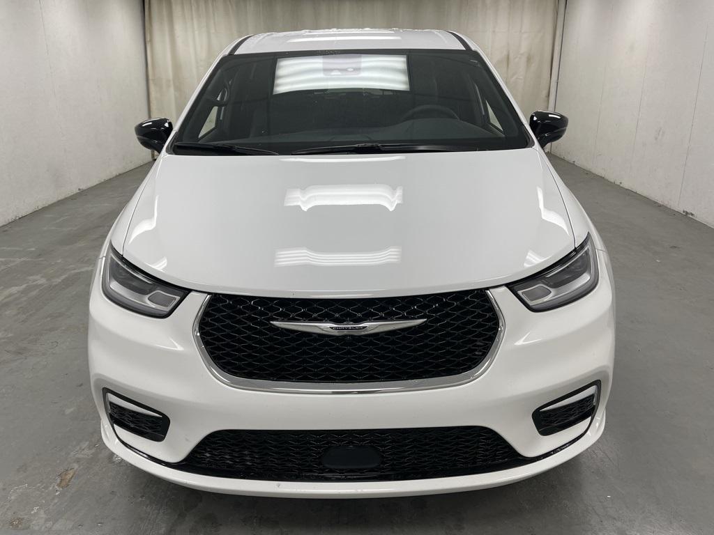 used 2025 Chrysler Pacifica car, priced at $27,921