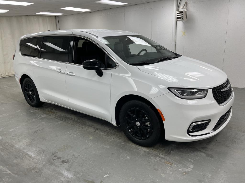 used 2025 Chrysler Pacifica car, priced at $27,921