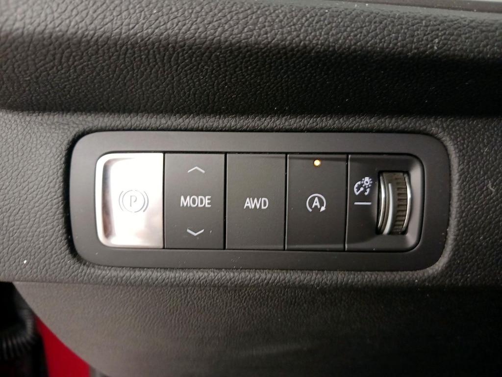 used 2025 Chevrolet Traverse car, priced at $40,998