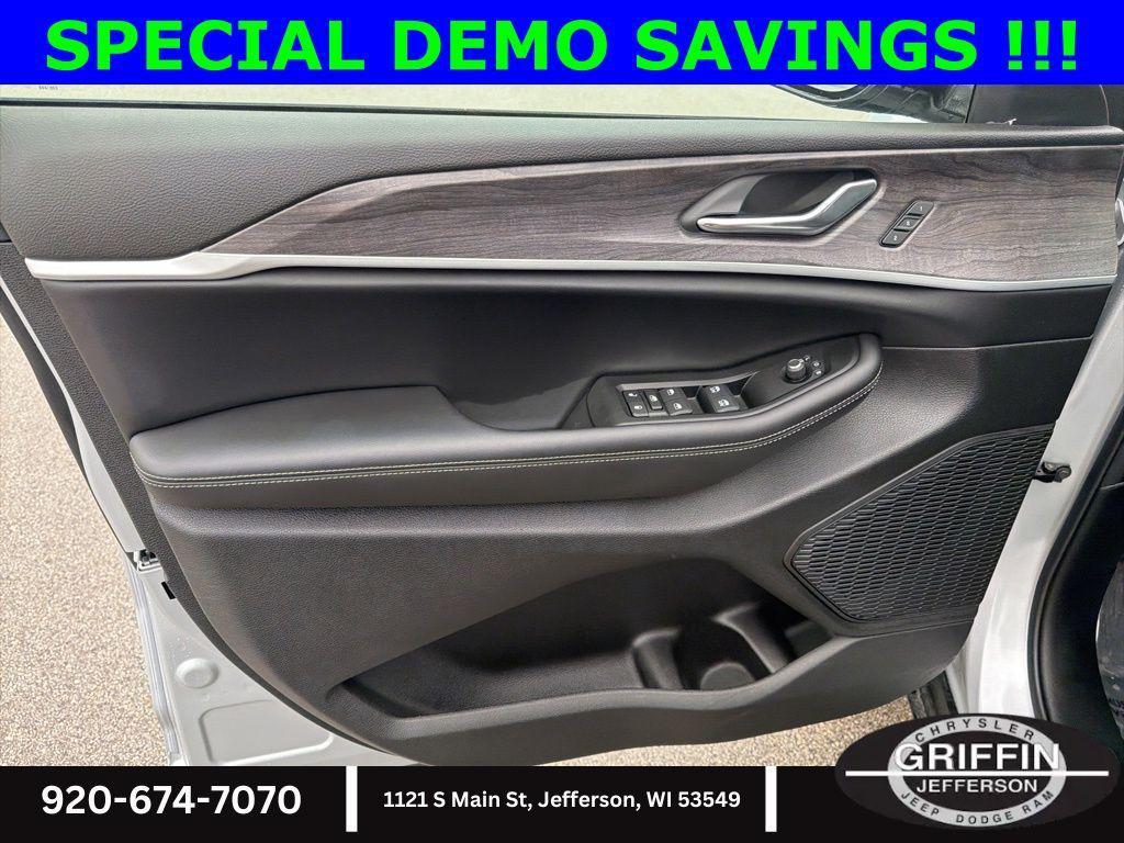 new 2025 Jeep Grand Cherokee car, priced at $47,088