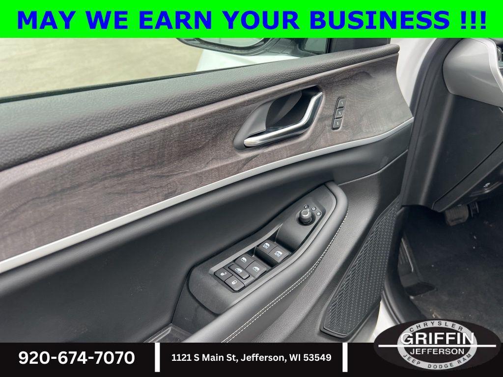 new 2025 Jeep Grand Cherokee car, priced at $48,488