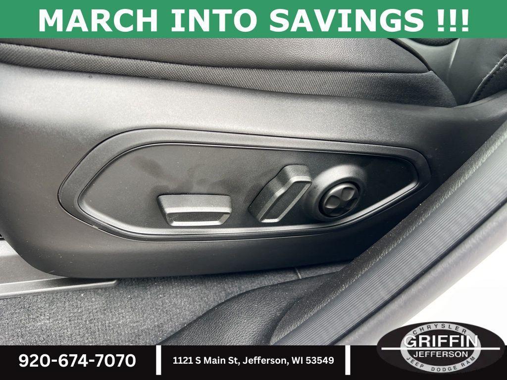 new 2025 Jeep Grand Cherokee car, priced at $56,060