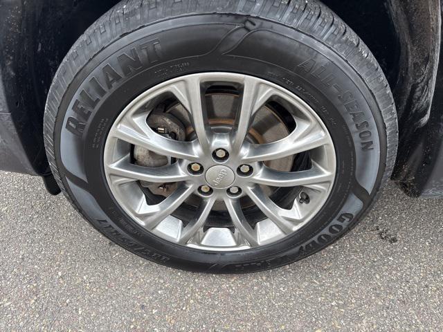 used 2021 Jeep Cherokee car, priced at $15,326