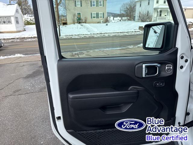 used 2022 Jeep Wrangler Unlimited car, priced at $31,980