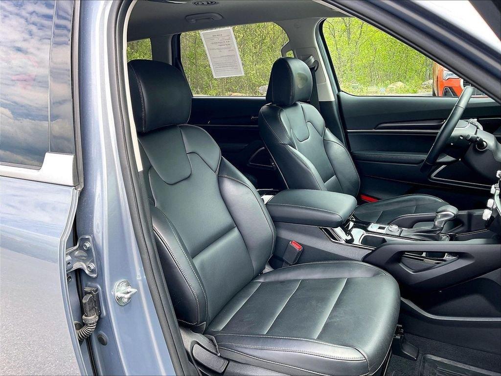 used 2025 Kia Telluride car, priced at $33,122