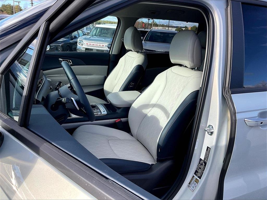 new 2026 Kia Carnival Hybrid car, priced at $42,521