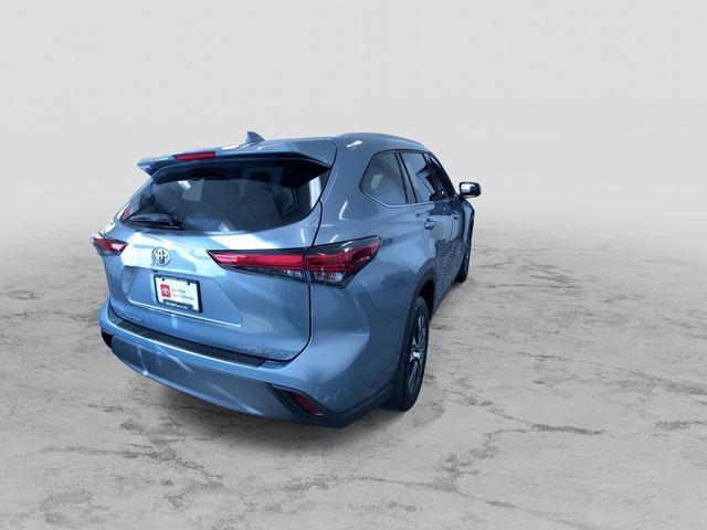 used 2022 Toyota Highlander car, priced at $34,988