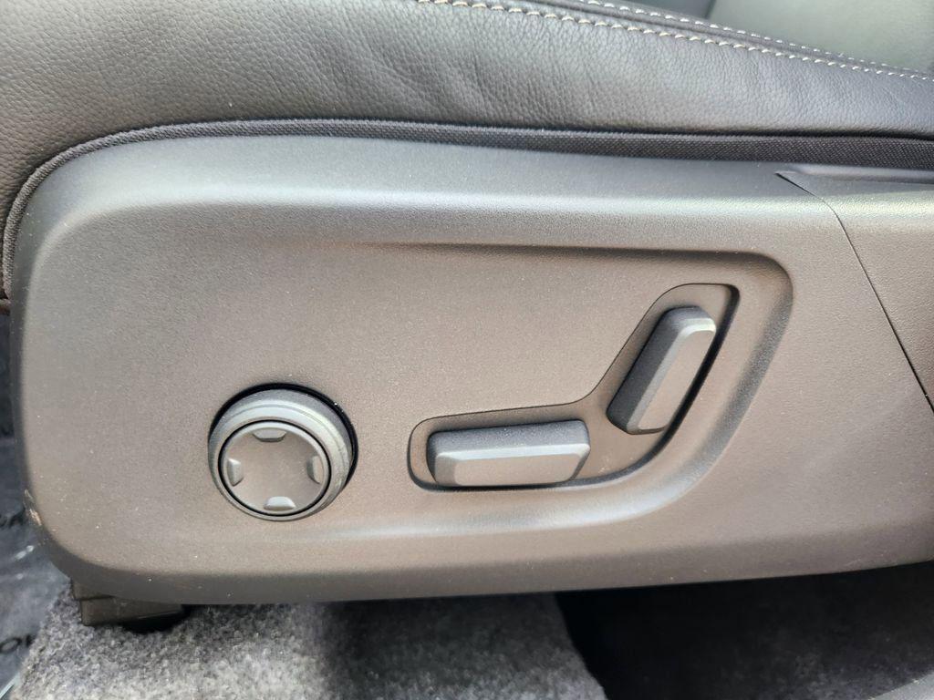 new 2025 Volvo XC40 car, priced at $42,364