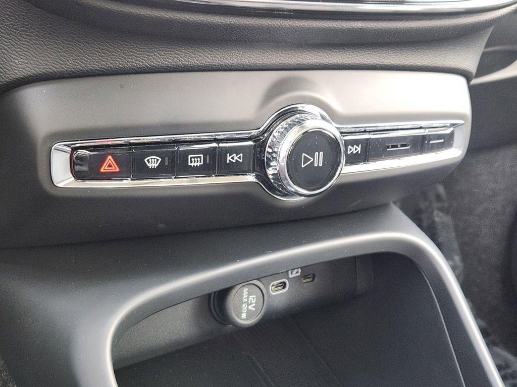 new 2025 Volvo XC40 car, priced at $42,364