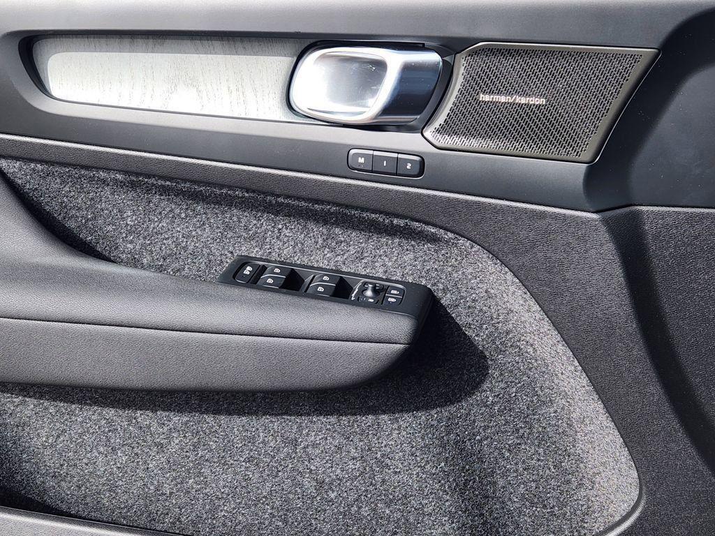 new 2025 Volvo XC40 car, priced at $42,364