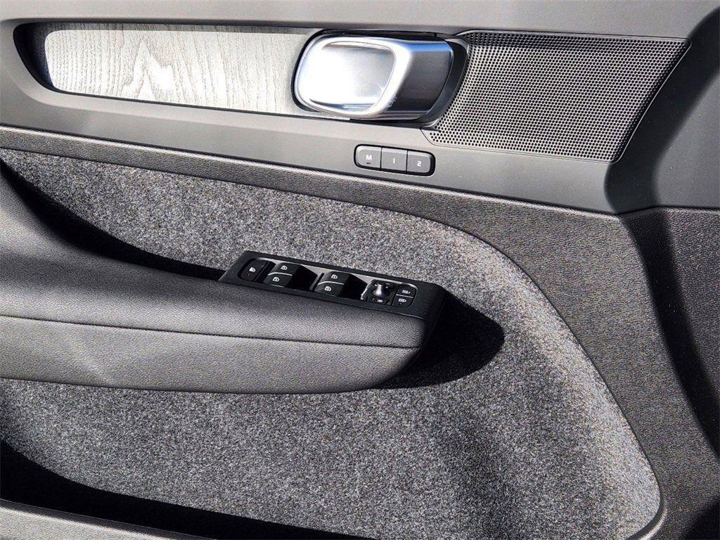 new 2025 Volvo XC40 car, priced at $36,814